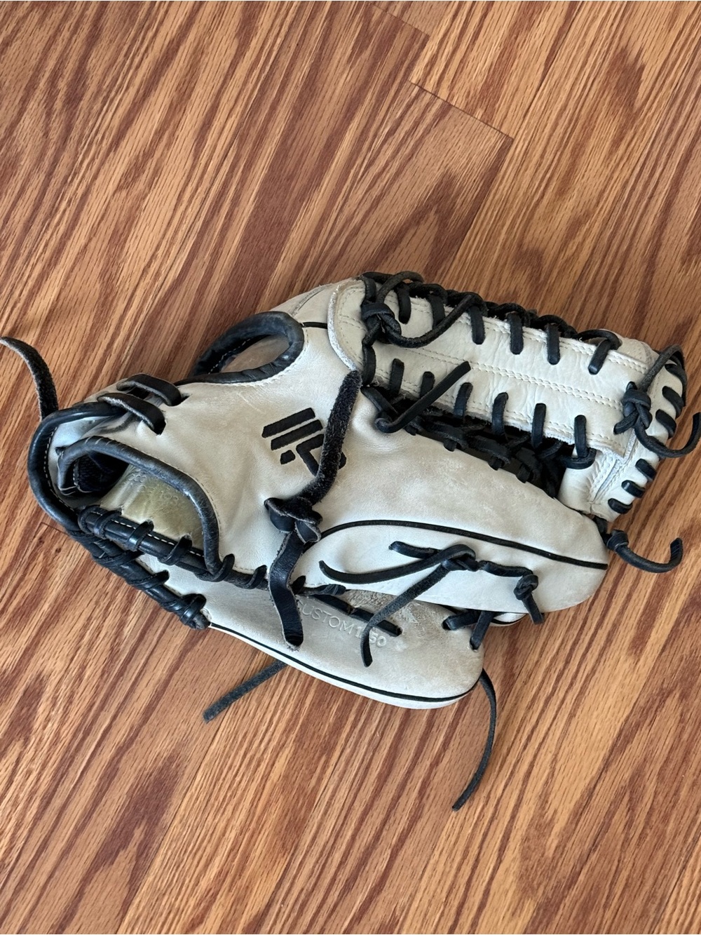 Nokona Women’s Leather Fastpitch Glove